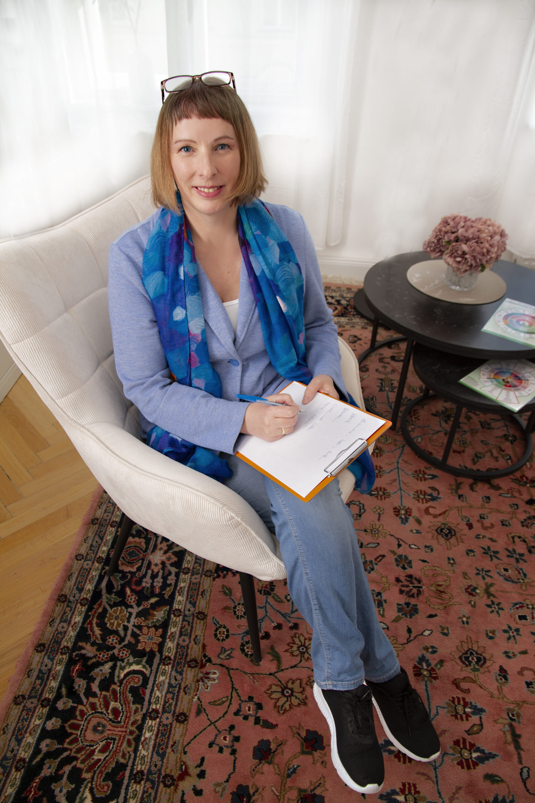 Psychotherapeutin Edeltraud Kalcher Wien in einem bequemen Sessel sitzend in der neuen Praxis